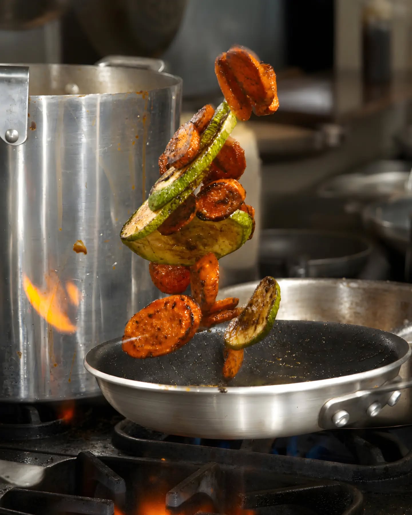 Vegetales al fuego en la cocina de Sal y Olivo